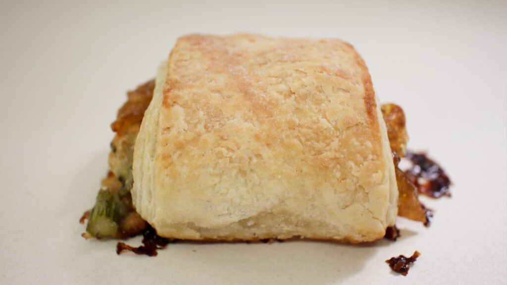 5 pasteles de cebolla caramelizada, espárragos, nueces, y queso azul