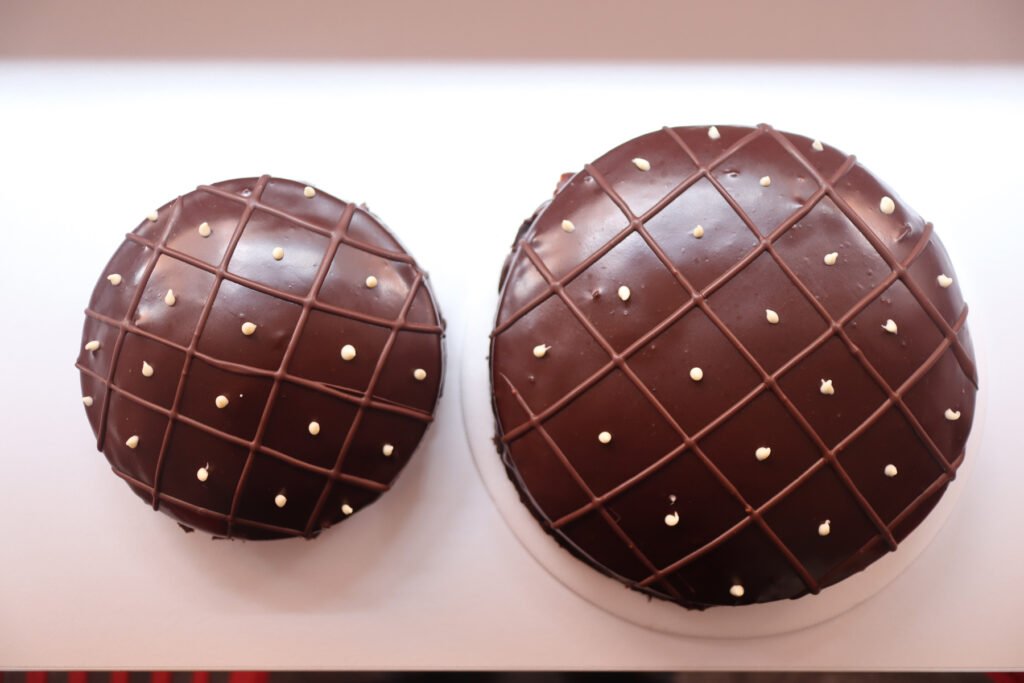 Dos tortas cubiertas con chocolate