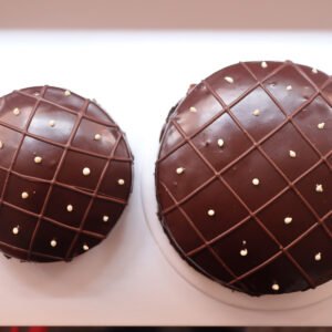 Dos tortas cubiertas con chocolate