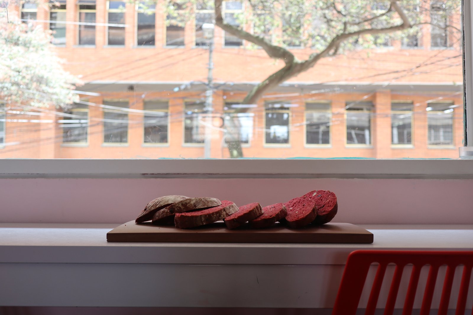 Pan de masa madre en tajadas junto a la ventana, con Bogotá de fondo