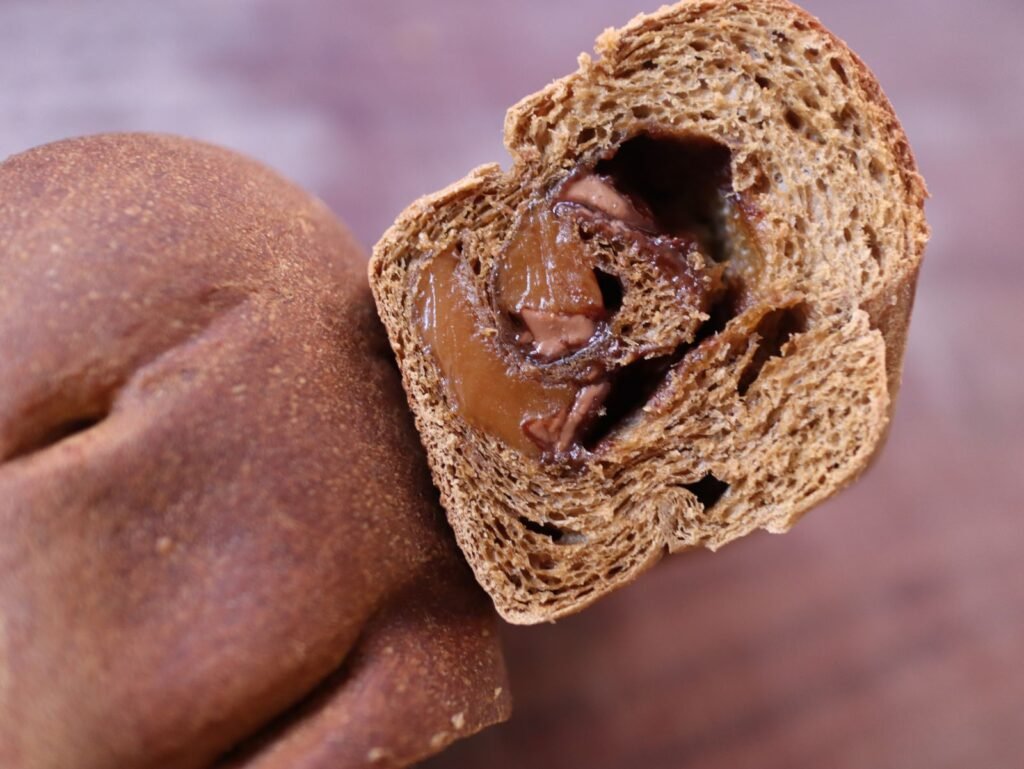 Pan de chocolate relleno, en corte