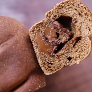 Corte del pan de café, chocolate y arequipe