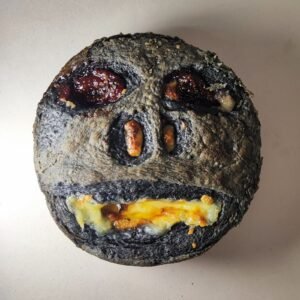 Pastel de muerto con cara, relleno de queso y fresas