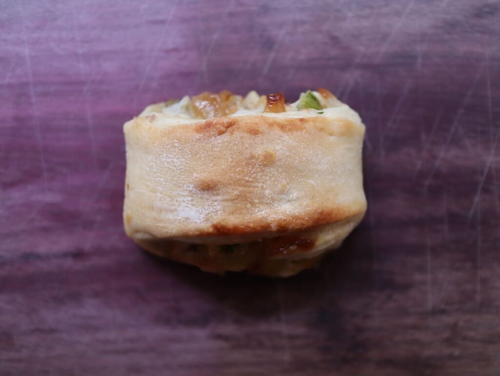 Pastel de cebolla caramelizada y espárragos