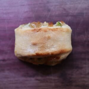 Pastel de cebolla caramelizada y espárragos
