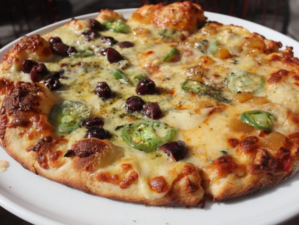 Pizza de queso azul con kalamata y jalapeño