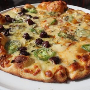 Pizza de queso azul con kalamata y jalapeño