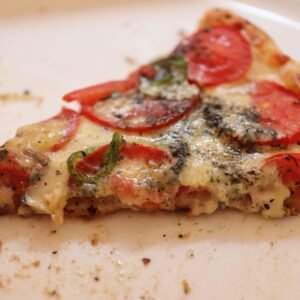 Porción de pizza de queso azul
