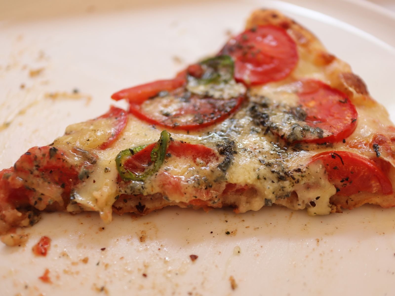 Porción de pizza de queso azul