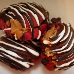 Mogollitas red velvet con mantequilla de maní y tres chocolates