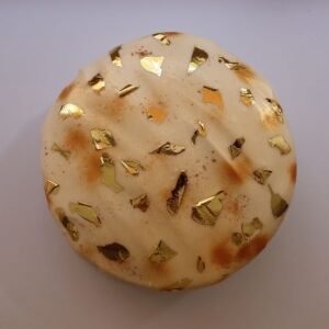 Torta de zanahoria y cardamomo cubierta de chocolate blanco y oro